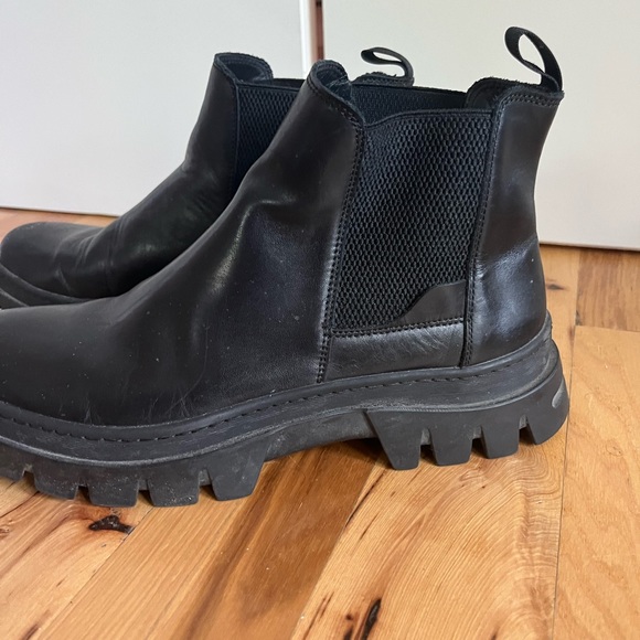 Donald Pliner lug sole chelsea boots - Picture 2 of 5